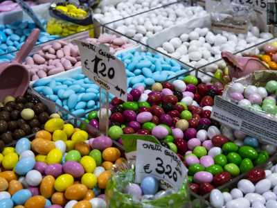I dolci che per� ci attirano di pi� sono prodotti in Puglia. Si tratta dei �tenerelli� di Andria: colorati confetti alla mandorla, al liquore, alla frutta e al peperoncino. Noi, prima di andare via, ne prendiamo furtivamente uno. E per un attimo ritorniamo bambini